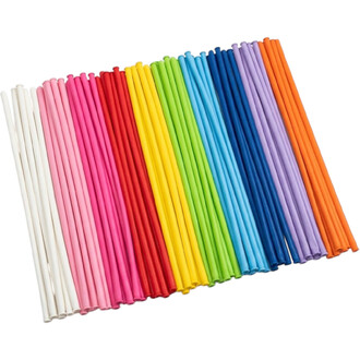 Assortiment de ballons 260 Sempertex fashion multicolores sur fond blanc, disposés en diagonale.