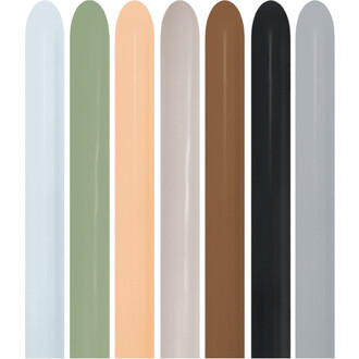 Ballons latex Sempertex 260 – assortiment couleurs terre pastel, alignés en rangée: bleu clair, vert sauge, pêche, beige clair, marron clair, noir et gris.