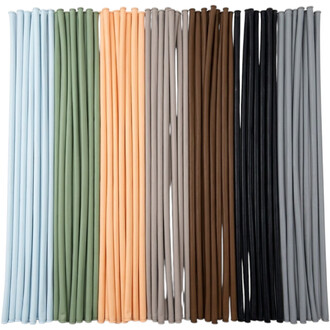 Assortiment de ballons latex 260 Sempertex en couleurs terre et neutres (bleu clair, vert olive, pêche, taupe, brun, noir et gris), alignés en rangées verticales.