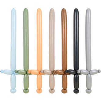 Sept ballons 260 Sempertex couleur terre, teintes terre pastel alignées verticalement, avec une base de petits ballons assortis au pied.