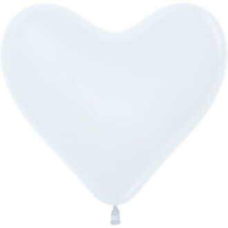 Ballon en forme de cœur blanc, gonflé, avec nœud et ruban en bas.