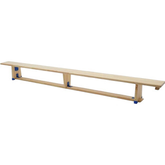 Banc suédois en bois clair, avec une surface longue et plate, soutenue par des supports en métal. Les extrémités sont dotées de protections bleues pour éviter tout glissement. Conçu pour la pratique de la gymnastique et d'autres activités sportives.