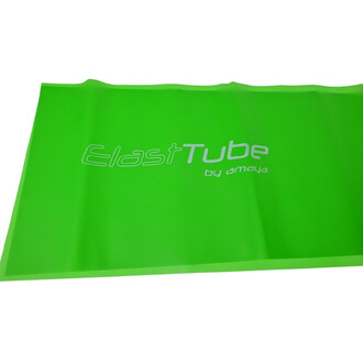 Bande élastique en latex de couleur verte, avec le logo ElastTube by amaya imprimé en blanc sur sa surface.