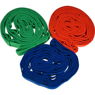 Trois bandes textiles enroulées, de couleur verte, rouge et bleue, alignées de manière à former un motif coloré. Les bandes sont présentées de manière à montrer leur texture et leur souplesse.