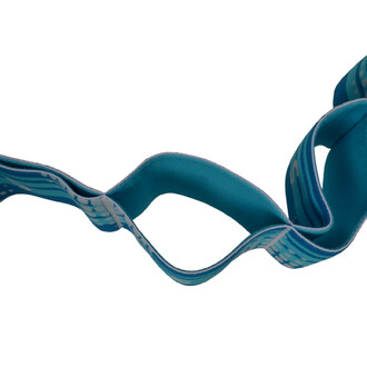 Bande textile bleue avec motifs, souple et flexible, enroulée en plusieurs positions, idéale pour la jonglerie et les activités de spectacle.