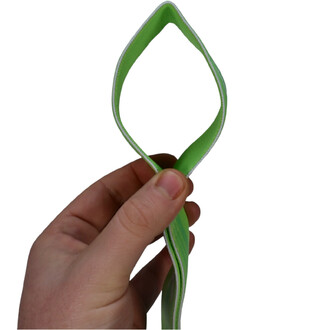 Bande textile de couleur verte tenue à la main, formant une boucle, avec des détails en blanc sur les bords.