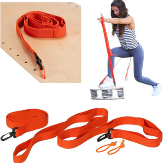 Sangle de traction orange avec clip en métal, présentée sur un fond clair. En haut à gauche, la sangle est enroulée sur une surface en bois. À droite, une personne utilise la sangle pour se stabiliser tout en s'entraînant. En bas, la sangle est déployée a