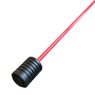 Barre flexible de jonglerie avec un manche rouge et une base en caoutchouc noir striée pour une meilleure prise.