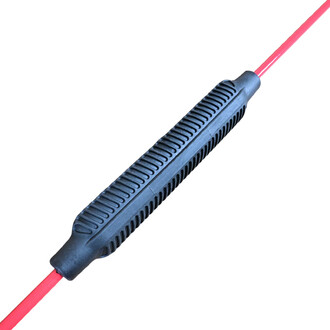 Barre flexible avec une poignée en plastique noir et des extrémités rouges, conçue pour le jonglage et les spectacles de cirque.