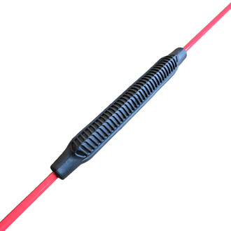 Barre flexible de jonglerie avec une poignée noire texturée au milieu et deux extrémités en plastique rouge.