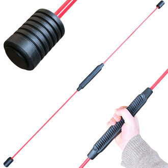 Barre flexible de jonglerie avec une poignée ergonomique noire, un corps rouge et un embout en caoutchouc. Un utilisateur tient la barre avec une main, mettant en avant sa flexibilité et son design adapté à la jonglerie.