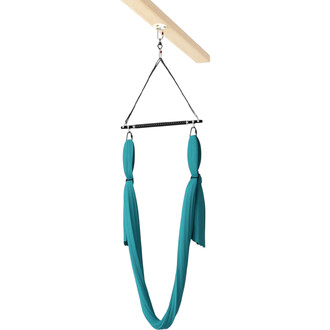 Barre de répartition en acier pour yoga aérien, suspendue à une poutre en bois par un anneau et des cordes, avec deux sangles en tissu turquoise formant une balançoire.