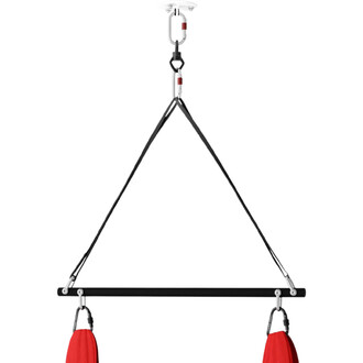 Barre de répartition triangulaire noire Play avec élingues de suspension, mousquetons et fixations pour tissus aériens rouges.