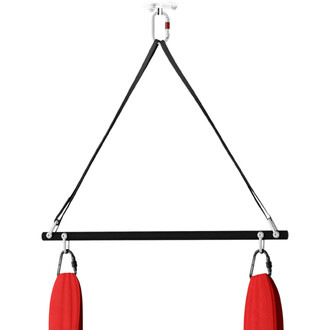 Barre de répartition triangulaire noire pour appareil de cirque aérien, avec mousquetons, sangle de suspension et sangles rouges.