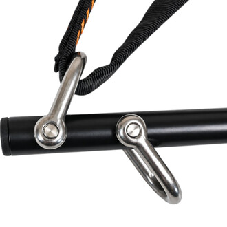 Barre de répartition Play en aluminium noir avec deux anneaux de fixation et sangle de suspension noire et orange.