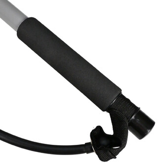 Détail du grip et de l'attache de la barre de toning Sarneige, avec une poignée en matériau noir et une partie en caoutchouc qui assure une prise confortable. Le câble de résistance est visible, ce qui permet de visualiser l'ensemble de l'équipement.