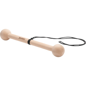 Bâton de jonglage en bois avec deux boules aux extrémités, relié par une cordelette noire pour faciliter la manipulation. Marqué du logo pedalo.