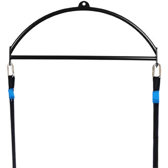 Een zwarte spreidstang van 90 cm met een boog aan de bovenkant en bevestigingspunten voor riemen. De riemen zijn aan de onderkant voorzien van blauwe beschermkapjes. Ideaal voor jongleren en circusvoorstellingen.
