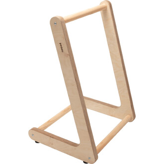 Support en bois clair pour jonglerie, de forme triangulaire, avec roulettes pour une mobilité facile. Équipé d'une barre horizontale en haut pour maintenir les accessoires.