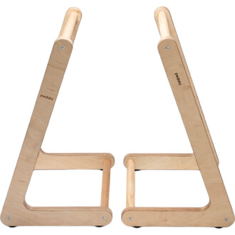 Supports en bois en forme de triangle, avec des barres en haut pour maintenir des équipements de jonglerie. Finition naturelle et logo pedalo visible sur l'un des supports.