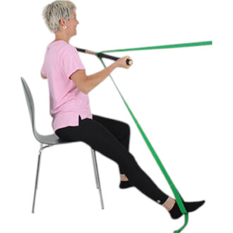 Personne assise sur une chaise, tenant une barre avec des élastiques verts. Elle porte un T-shirt rose et un pantalon noir, et effectue un exercice de tirage.