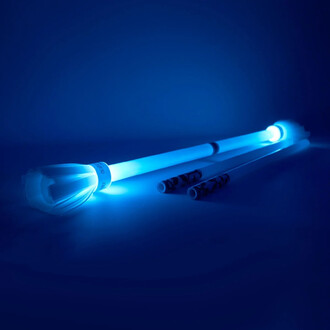 Bâton du Diable Lumi Pro - Trickstix, avec têtes lumineuses brillantes sur fond bleu sombre, mettant en avant les détails et le design moderne des bâtons.