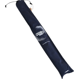 Housse de transport noire pour le Baton du Diable Lumi Pro de Trickstix, avec un logo en pointillé sur le dessus et un cordon de serrage en haut.