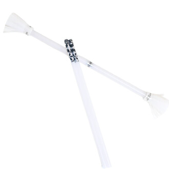 Baton du Diable Lumi Pro de la marque Trickstix, avec des embouts blancs et un corps blanc. Les bâtons sont entrecroisés, mettant en valeur leur design épuré et moderne.