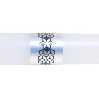 Bâton du Diable Lumi Pro - Détail du motif graphique sur un tube en plastique clair avec une bague en aluminium argenté portant un motif géométrique noir.