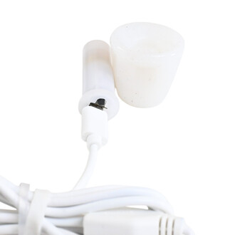 Vue rapprochée du bâton du diable Lumi Pro de Trickstix, montrant l'une des extrémités avec un embout en plastique blanc et un connecteur pour chargeur. Des câbles blancs sont visibles en dessous.