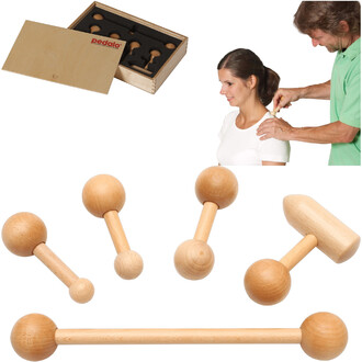 Ensemble de différents outils de massage en bois, comprenant un coffret en bois avec une mousse intérieure pour le rangement, quelques outils de forme sphérique et cylindrique, ainsi qu'une image d'une séance de massage où une personne utilise l'un de ces