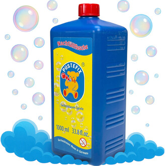 Een fles Pustefix bellenblaasvloeistof van 1 liter, blauw van kleur met een rode dop. Op het etiket staat een kleurrijke teddybeer en het Pustefix-logo. Bellen zweven rond in de fles tegen een lichte achtergrond.