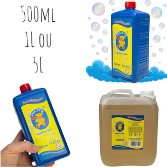 Pustefix bellenblaasset: een blauwe navulfles van 1000 ml in één hand, een grote beige jerrycan van 5 liter en nog een blauwe fles, omringd door blauwe bellen en wolken op een witte achtergrond.