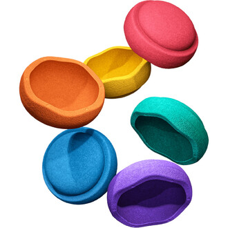 Six bolas de jonglerie colorées en mousse sont disposées sur un fond blanc. Les couleurs incluent orange, jaune, vert clair, bleu, violet et rouge. Les bolas possèdent une texture rugueuse et des formes variées, certaines étant pleines et d'autres présent