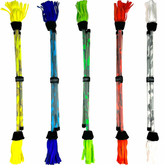 
L'image montre une collection de cinq bâtons de fleur, chacun arborant un motif de camouflage distinct avec des couleurs prédominantes différentes : jaune, bleu, vert, rouge et gris. Ces bâtons sont utilisés pour le jonglage et sont souvent appelés 'bâto