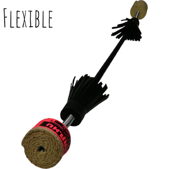 Bâton de fleur feu Gora avec deux extrémités, une couverte de franges noires et l'autre enroulée de fil de fer avec un support en jute. Étiqueté FLEXIBLE. Arrière-plan blanc.