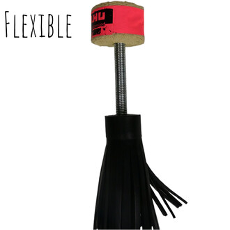 Bâton de fleur feu Gora, avec une tête en mousse beige ornée d'une bande rose, montant sur une tige métallique flexible. La partie inférieure se termine par des franges noires en caoutchouc, offrant une allure dynamique et adaptée aux performances de jong