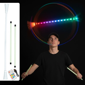 Bâton de fleur lumineux avec un jongleur tenant les bâtons lumineux, en arrière-plan noir. Les bâtons émettent des lumières colorées, créant un effet visuel dynamique. À gauche, les bâtons et la télécommande de couleur à côté de l'image du jongleur.