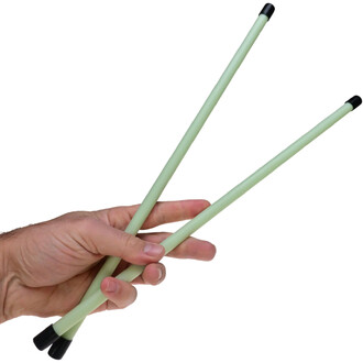 Bâton de fleur lumineux Juggle Dream maintenu à une main, composé de deux tiges vertes avec des extrémités noires.