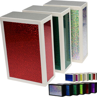 Boîte à cigares pailletée composée de trois coloris différents : rouge, vert et argenté, avec des surfaces brillantes et scintillantes. La boîte est dotée d'une finition en plastique lisse et d'un couvercle gris. En bas de l'image, plusieurs autres boîtes