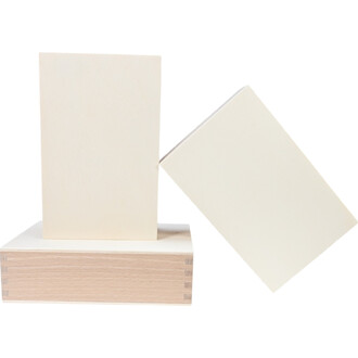 Boîte à cigares en bois uni, avec une structure simple et élégante, montrant un compartiment inférieur et deux pièces plates en bois sur le dessus, mises en désordre.