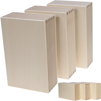Boîtes à cigares en bois uni, de différentes tailles, présentant une finition lisse et des bords arrondis. Les boîtes sont disposées avec plusieurs unités visibles à l'arrière-plan et un ensemble plus petit au premier plan.