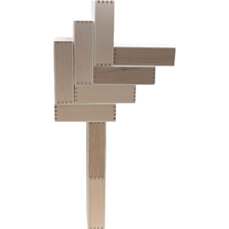 Boîte à cigares en bois unie, avec une structure en bois clair, présentant un design de joints visibles et une finition soignée.