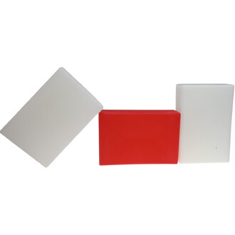 Bloc de jonglerie composé de trois éléments rectangulaires : un bloc rouge et deux blocs blancs, disposés de manière à former une légère inclinaison.
