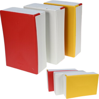 Boîte à cigares Moreira ND - Standard composée de trois éléments de différentes couleurs : rouge, blanc et jaune, avec des designs uniformes et arrondis. Les boîtes sont empilables et bien finies, idéales pour le stockage et la présentation de cigares.