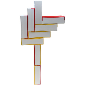 Boîte à Cigare Moreira ND - Standard, vue de face, composée de plusieurs boîtes empilées de manière artistique. Les boîtes sont de couleur blanche avec des bordures rouges et jaunes, formant une structure créative.