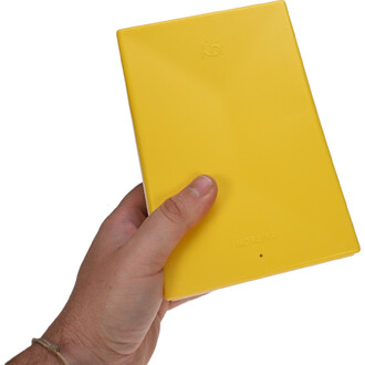 Boîte à Cigare Moreira ND - Standard, de couleur jaune, maintenue dans une main. Le dessus est lisse avec le logo ND en relief, et le mot MOREIRA est inscrit en bas.