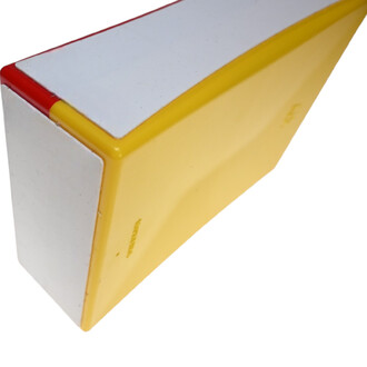 Boîte à Cigare Moreira ND - Standard, vue en angle montrant le dessus et un côté, avec une finition jaune et des accents blancs et rouges.