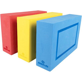 Trois blocs rectangulaires en mousse Status, couleur rouge, jaune et bleu, alignés; le bloc bleu affiche un cadre rectangulaire sur son côté et le logo Status est imprimé en bas.