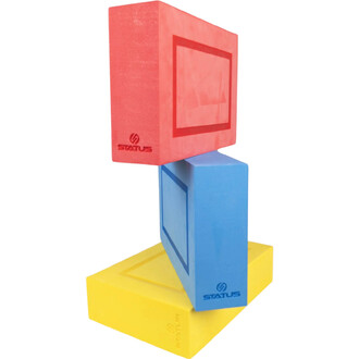 Boîtes cigare en mousse Status rouge sur le dessus, bleu au milieu et jaune à la base empilées, avec le logo Status visible sur chaque bloc.